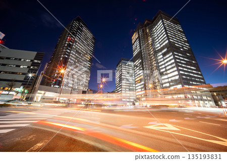 東京，中野坂上路口夜景 135193831