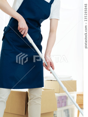 一位女士正在整理和清潔 一位女士正在整理和清潔 135193848