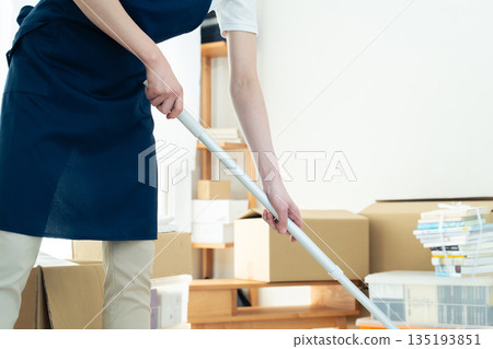 一位女士正在整理和清潔 135193851