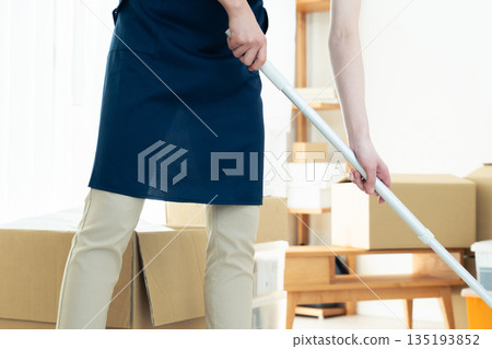 A woman tidying up and cleaning 135193852