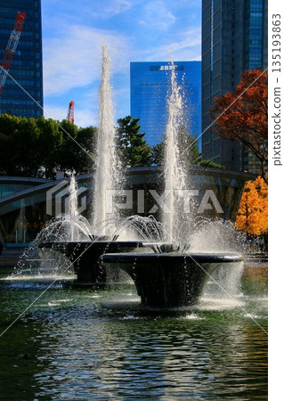 以被稱為「倫敦廣場」的街景為背景…陽光下波光粼粼的噴泉[和田倉噴泉公園] 135193863