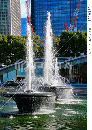 以被稱為「倫敦廣場」的街景為背景…陽光下波光粼粼的噴泉[和田倉噴泉公園] 135193864
