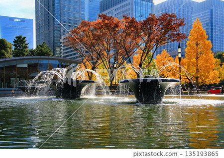 以被稱為「倫敦廣場」的街景為背景…陽光下波光粼粼的噴泉[和田倉噴泉公園] 135193865