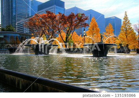 With the streetscape known as "London Square" in the background... A fountain sparkling in the sun [Wadakura Fountain Park] 135193866