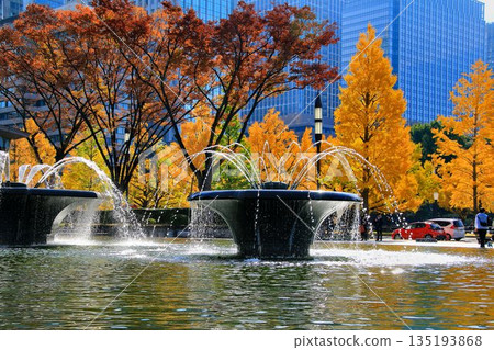 以被稱為「倫敦廣場」的街景為背景…陽光下波光粼粼的噴泉[和田倉噴泉公園] 135193868