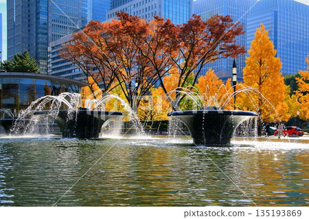 With the streetscape known as "London Square" in the background... A fountain sparkling in the sun [Wadakura Fountain Park] 135193869