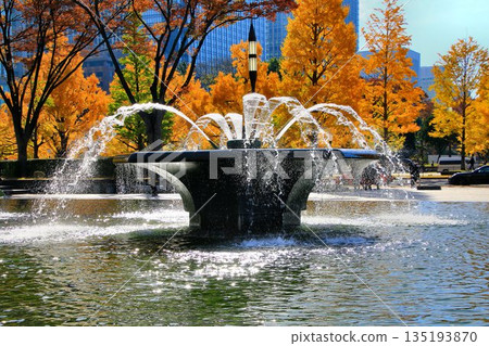 以被稱為「倫敦廣場」的街景為背景…陽光下波光粼粼的噴泉[和田倉噴泉公園] 135193870