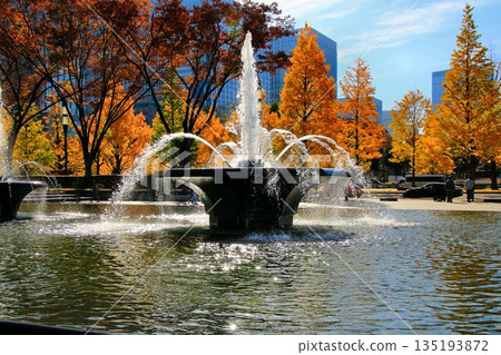 以被稱為「倫敦廣場」的街景為背景…陽光下波光粼粼的噴泉[和田倉噴泉公園] 135193872