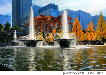 以被稱為「倫敦廣場」的街景為背景…陽光下波光粼粼的噴泉[和田倉噴泉公園] 135193874