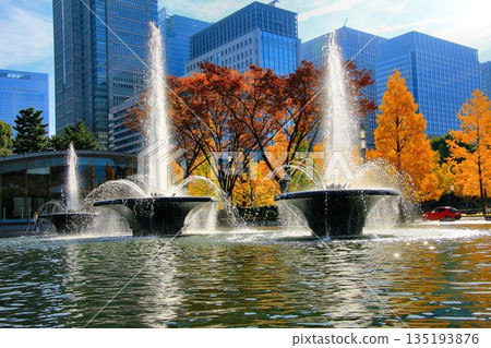 以被稱為「倫敦廣場」的街景為背景…陽光下波光粼粼的噴泉[和田倉噴泉公園] 135193876