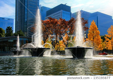 以被稱為「倫敦廣場」的街景為背景…陽光下波光粼粼的噴泉[和田倉噴泉公園] 135193877