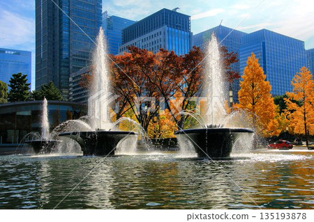 With the streetscape known as "London Square" in the background... A fountain sparkling in the sun [Wadakura Fountain Park] 135193878