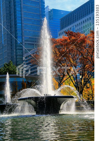 以被稱為「倫敦廣場」的街景為背景…陽光下波光粼粼的噴泉[和田倉噴泉公園] 135193883