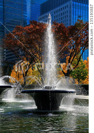 With the streetscape known as "London Square" in the background... A fountain sparkling in the sun [Wadakura Fountain Park] 135193887