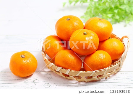 Lots of tangerines Lots of tangerines 135193928