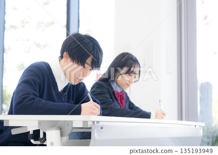 高中生參加學校和補習學校入學考試的模擬考試 135193949