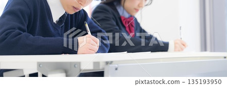 高中男女學生在學校或補習班參加模擬考試，沒有露臉 135193950