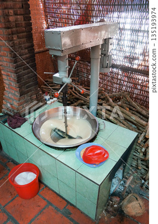 小型工廠,使用老舊機器揉捏魚醬。 小型工廠,使用老舊機器揉捏魚醬。 135193974
