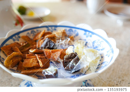 盛放在可愛盤子裡的乾果 135193975