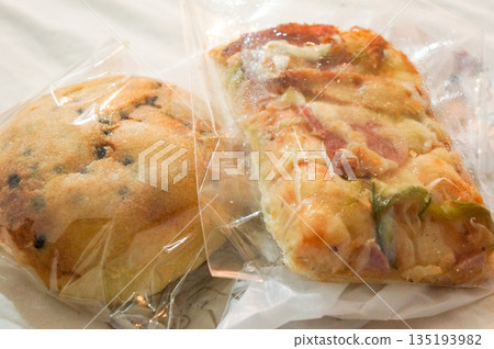 在胡志明市一家超市購買的袋裝麵包 135193982