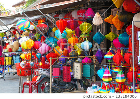 越南會安小鎮的彩色燈籠 越南會安小鎮的彩色燈籠 135194006