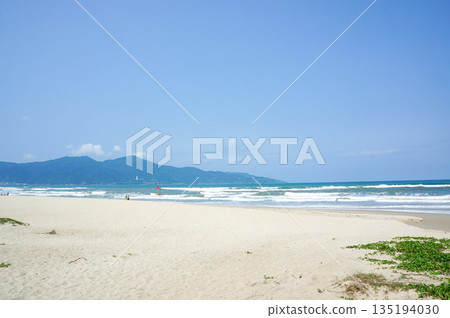 Scenery of My Khe Beach in Da Nang, one of Vietnam's beach resorts 135194030