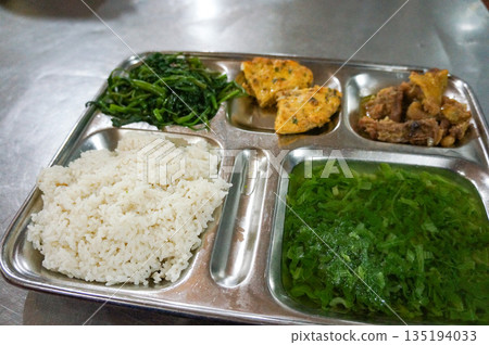 在越南某鄉村小鎮的長途汽車休息區吃的食物 135194033