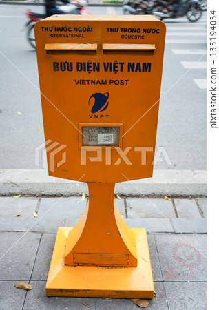 越南街頭的橙色郵筒 135194034