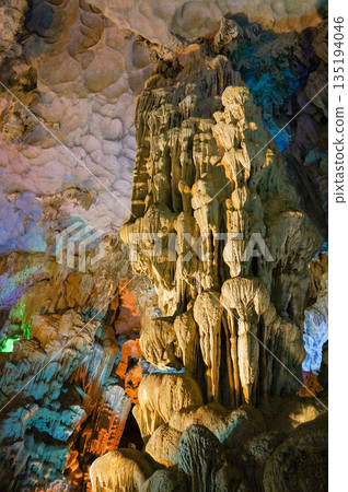 下龍灣色彩繽紛的石灰岩洞穴,世界遺產 下龍灣色彩繽紛的石灰岩洞穴,世界遺產 135194046