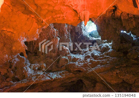 從世界遺產下龍灣的一處石灰岩洞穴內看到的地面燈光 135194048
