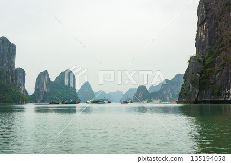 下龍灣是世界遺產，位於越南首都河內郊外。 135194058