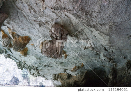 抬頭望向下龍灣中由漂浮的奇異岩石構成的隧道頂部 135194061