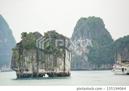 下龍灣是世界遺產，位於越南首都河內郊外。 135194064