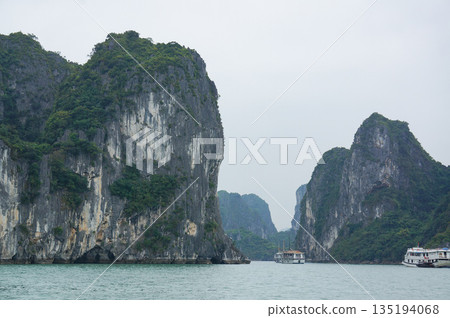 下龍灣是世界遺產，位於越南首都河內郊外。 135194068