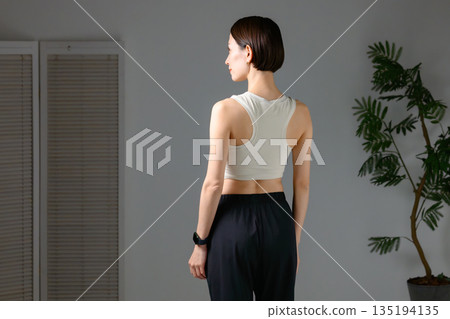 一名女子正在進行肌肉訓練的背影 135194135