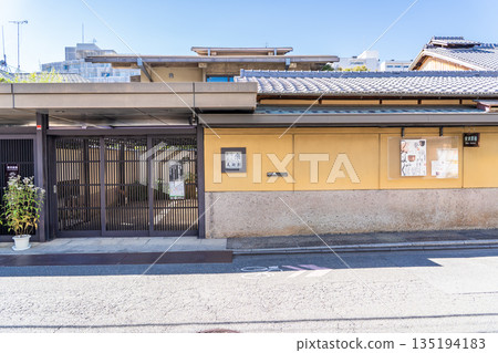 Raku Museum, located in Aburabashizumecho, Kamigyo Ward, Kyoto City, houses and exhibits works from the Raku tradition spanning 450 years. 135194183