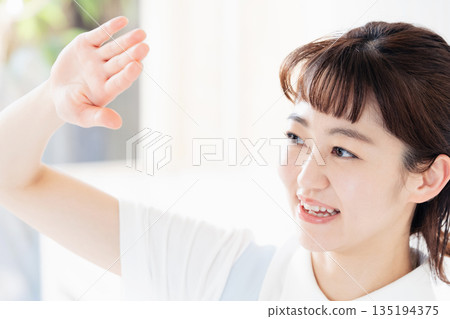 一名女護理員將手移開，不讓別人看到。 135194375