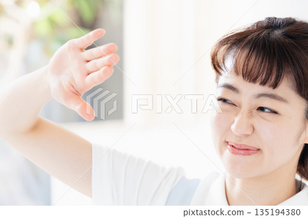 一名女護理員將手移開,不讓別人看到。 一名女護理員將手移開,不讓別人看到。 135194380