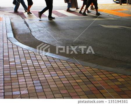 行人正在東京豐島區東池袋陽光城附近的斑馬線上過馬路 行人正在東京豐島區東池袋陽光城附近的斑馬線上過馬路 135194381