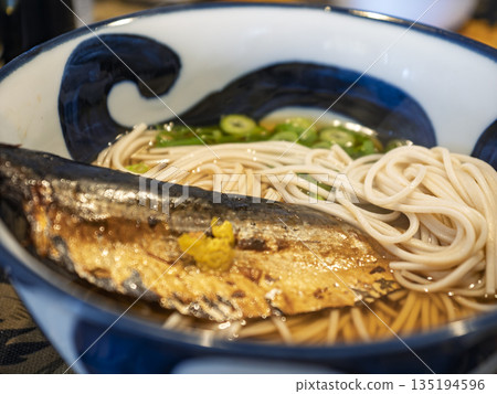 香氣撲鼻的新蕎麥麵和令人愉悅的新年夜鯡魚 香氣撲鼻的新蕎麥麵和令人愉悅的新年夜鯡魚 135194596
