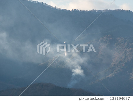 Forest fire: hard work to extinguish it 135194627