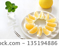 新鮮切片的日向夏橙和新夏橙 135194886