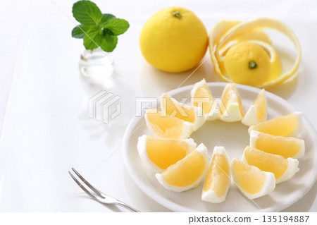Fresh sliced Hyuganatsu oranges and New Summer oranges Fresh sliced Hyuganatsu oranges and New Summer oranges 135194887