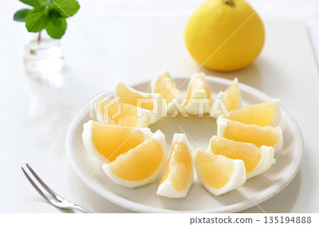 Fresh sliced Hyuganatsu oranges and New Summer oranges Fresh sliced Hyuganatsu oranges and New Summer oranges 135194888
