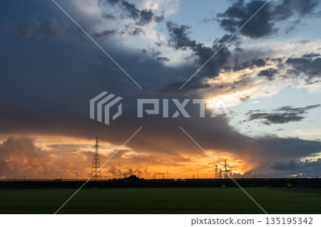 【鄉村景色】夕陽西下,稻田上聳立著鋼鐵高塔。 【鄉村景色】夕陽西下,稻田上聳立著鋼鐵高塔。 135195342