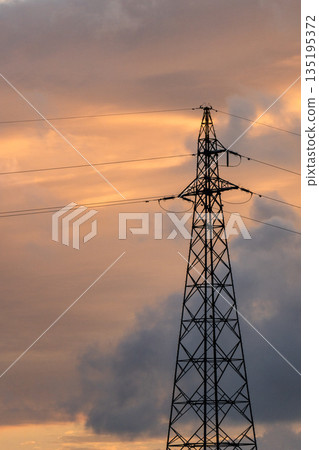 夕陽的天空和鋼塔 夕陽的天空和鋼塔 135195372