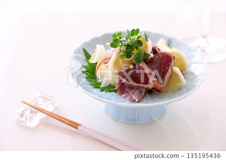 春季開胃菜:醃製鰹魚佐日向夏 春季開胃菜:醃製鰹魚佐日向夏 135195436