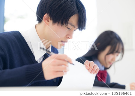 High school boy worries about studying for exams and learning difficulties: He doesn't understand the test at all... 135196461