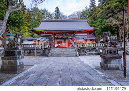 深秋時節，岩手縣東鄉八幡宮正殿的景色 135196479