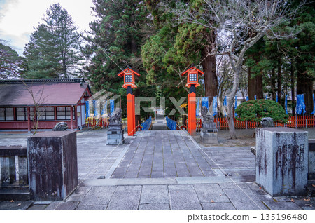 深秋時節,從岩手縣東鄉八幡神社正殿眺望進城方向的景色 深秋時節,從岩手縣東鄉八幡神社正殿眺望進城方向的景色 135196480